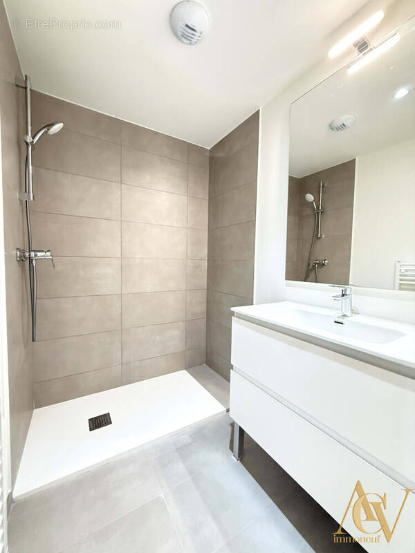 Superbe T3 traversant vue imprenable sur Grimaud 1 - Appartement à COGOLIN