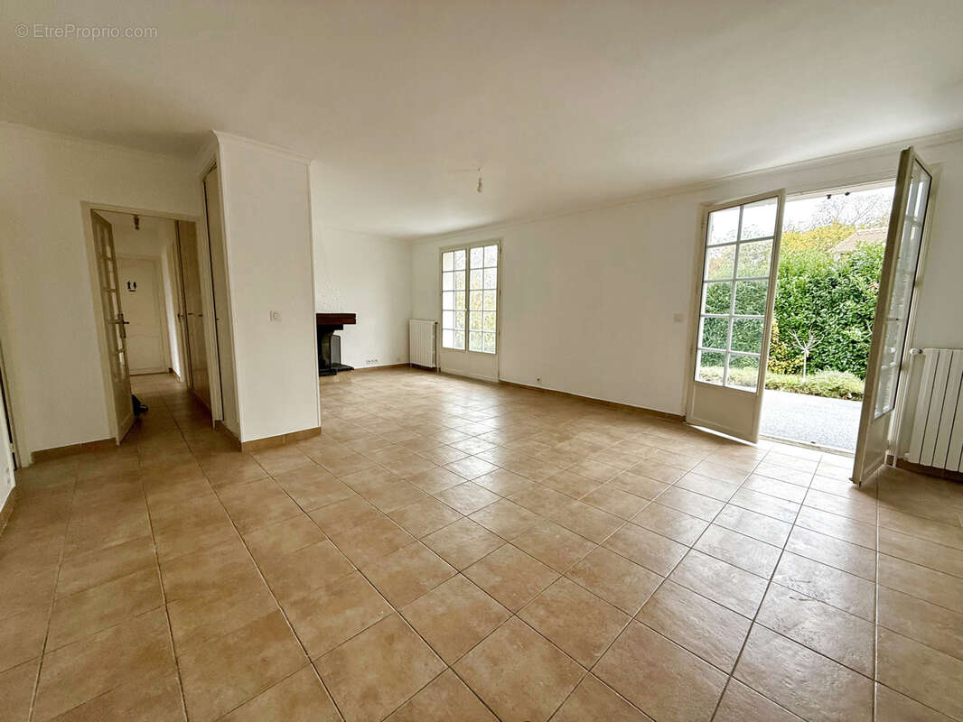 Maison à MORAINVILLIERS