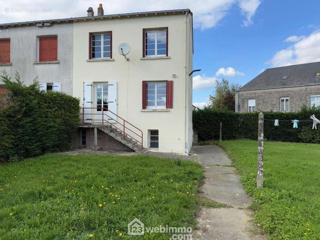 Située au c½ur du bourg de La Tardière, cette maison de ville de 68 m² propose : - Maison à LA CHATAIGNERAIE