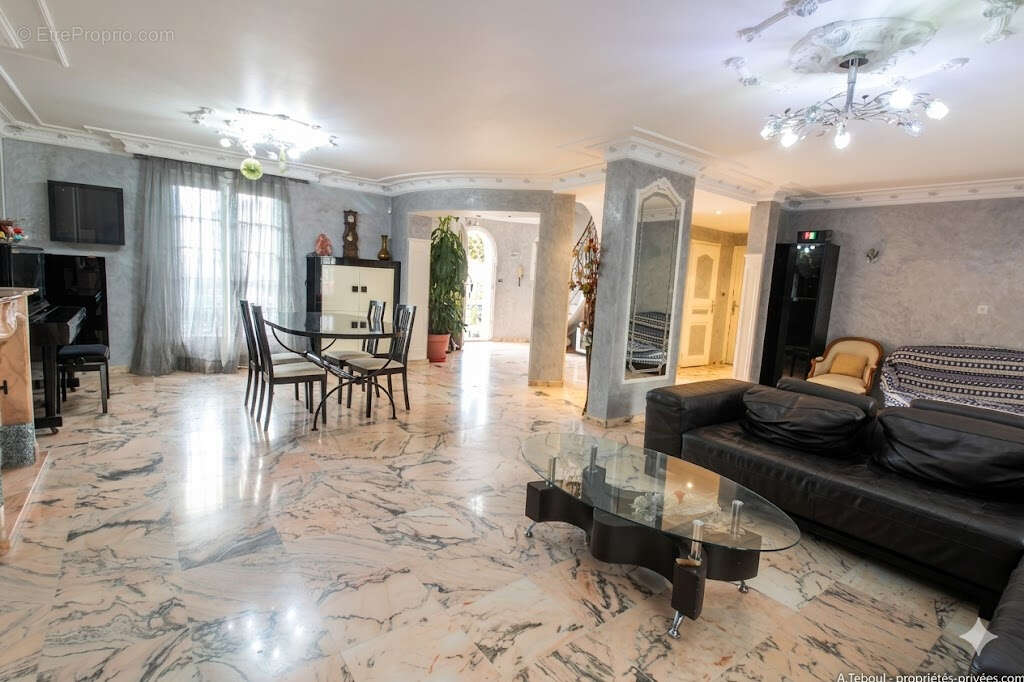 Coup de coeur : Villa familiale d'exception de 210m² - 5 chambres - Piscine -et jardin - Bron Les Genets - photo 3