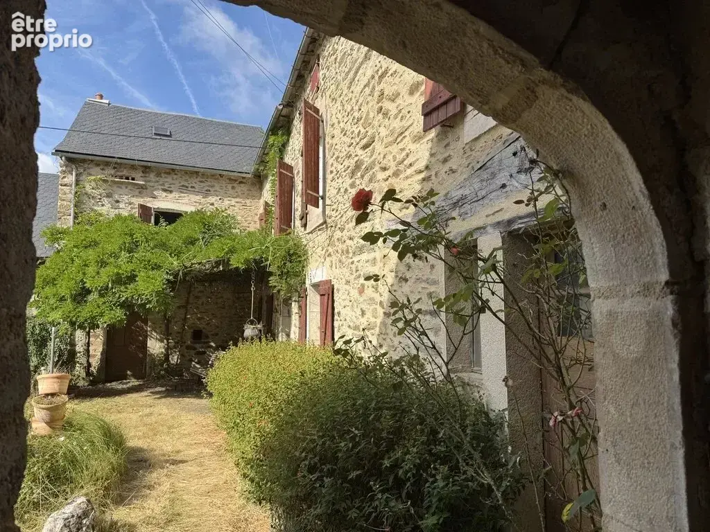 Ancien corps de ferme de caractère en pierre avec 5 chambres, grange, dépendances et un terrain en bord de rivière - photo 13