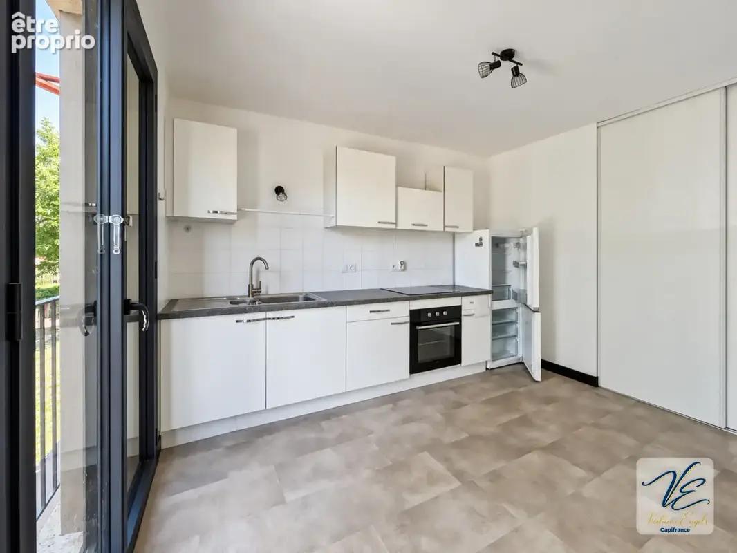 Maison rénovée à Siran – 3 chambres, terrasse, cour et grand garage de 60 m² - photo 5