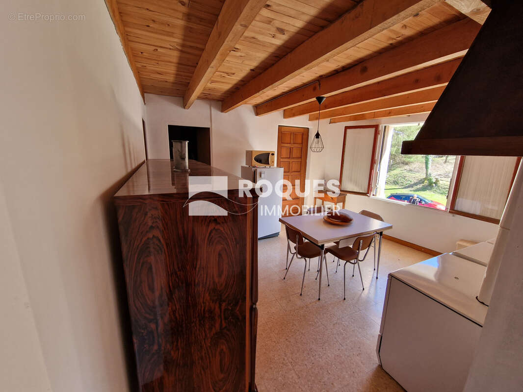 Sur la commune de Castanet-le-Haut, à vendre charmante maison de village 4 pièces d'environ 75 m2 avec garage - photo 8