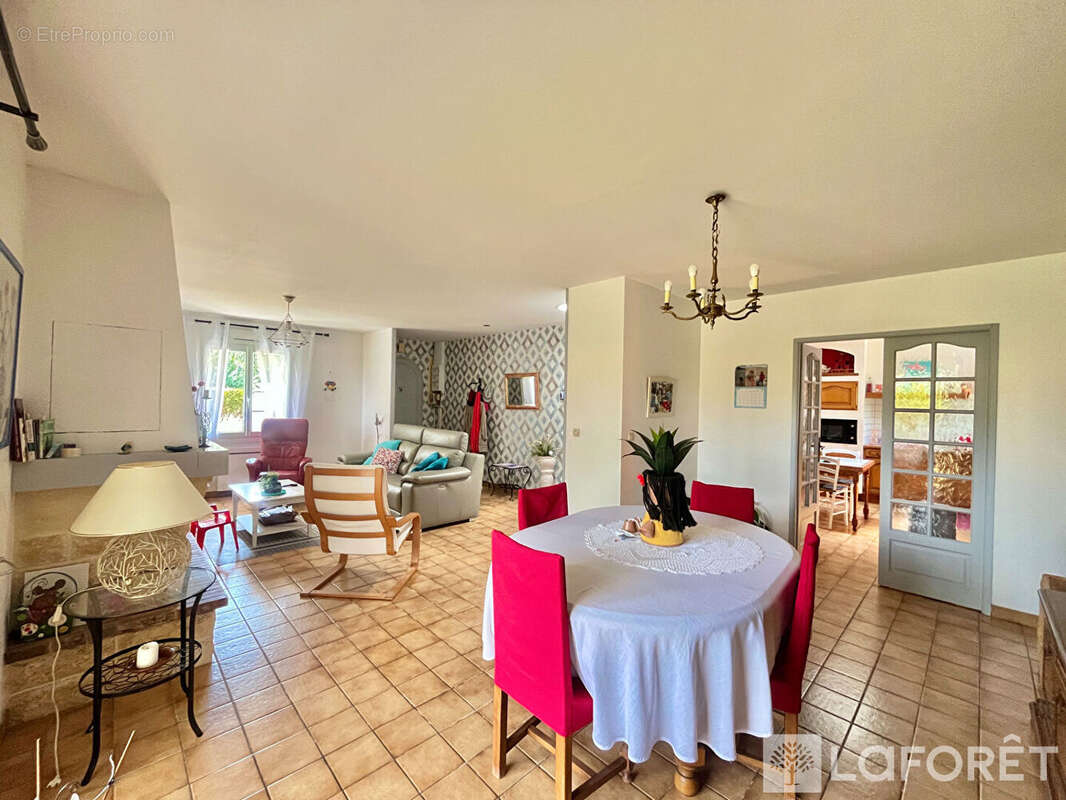 Maison Ambares Et Lagrave - 108m² -  3 chambres + garage - photo 7