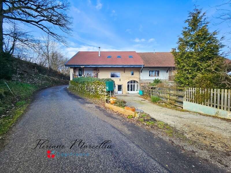 Appartement à PERS-JUSSY