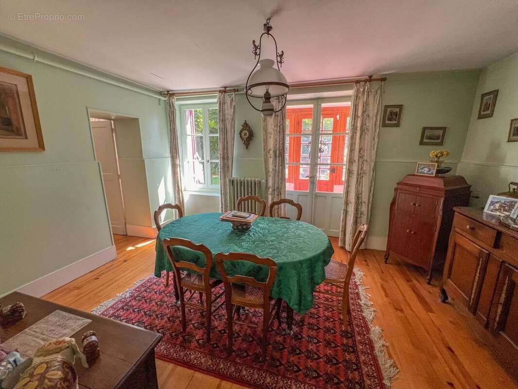 Maison à LE MESNIL-SAINT-DENIS