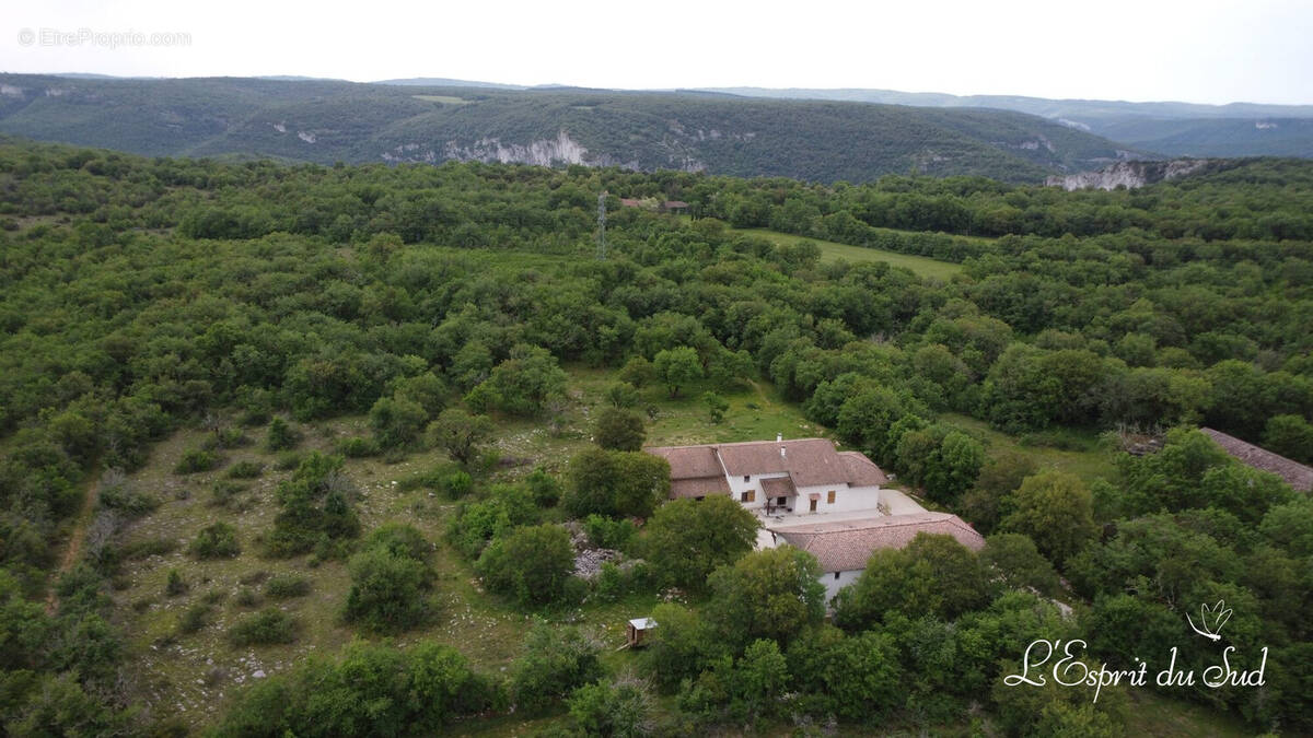 Vue aerienne - Maison à SAINT-ANTONIN-NOBLE-VAL
