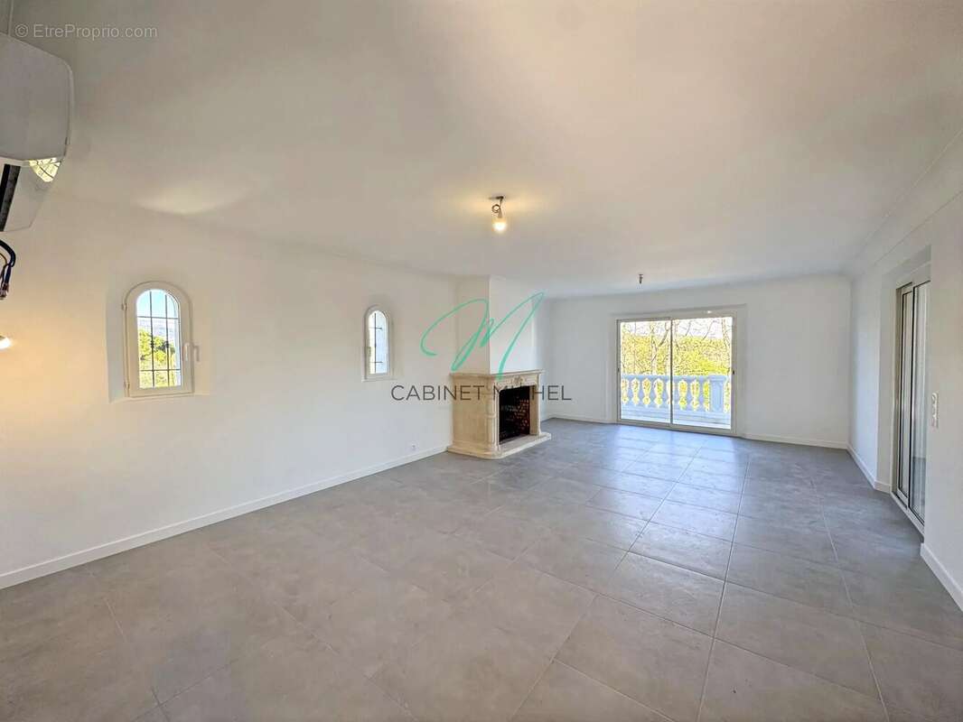 Appartement à LA ROQUETTE-SUR-SIAGNE