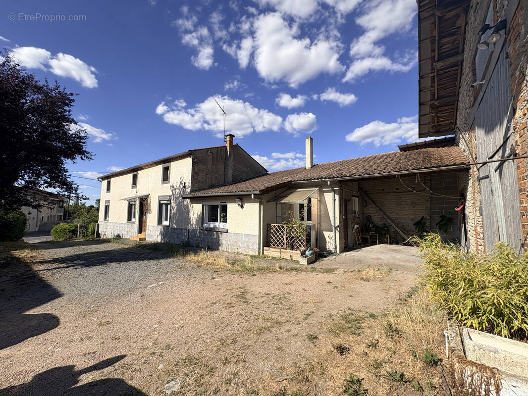 Maison à SAINT-CLEMENT-DE-REGNAT