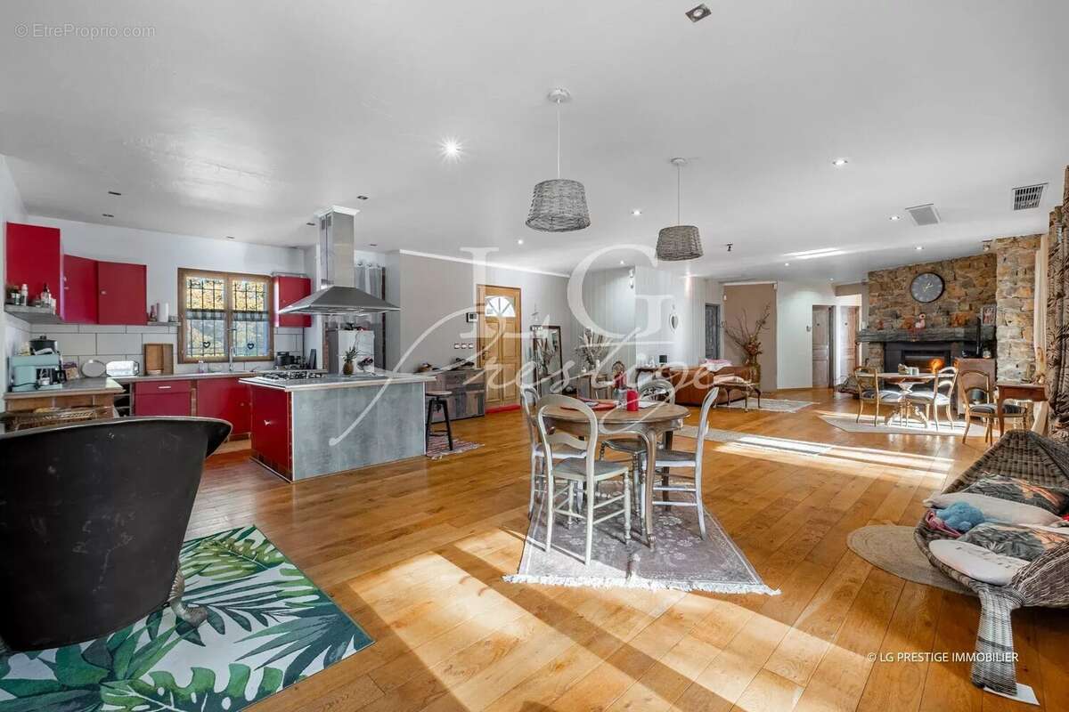 Maison à TOURRETTES