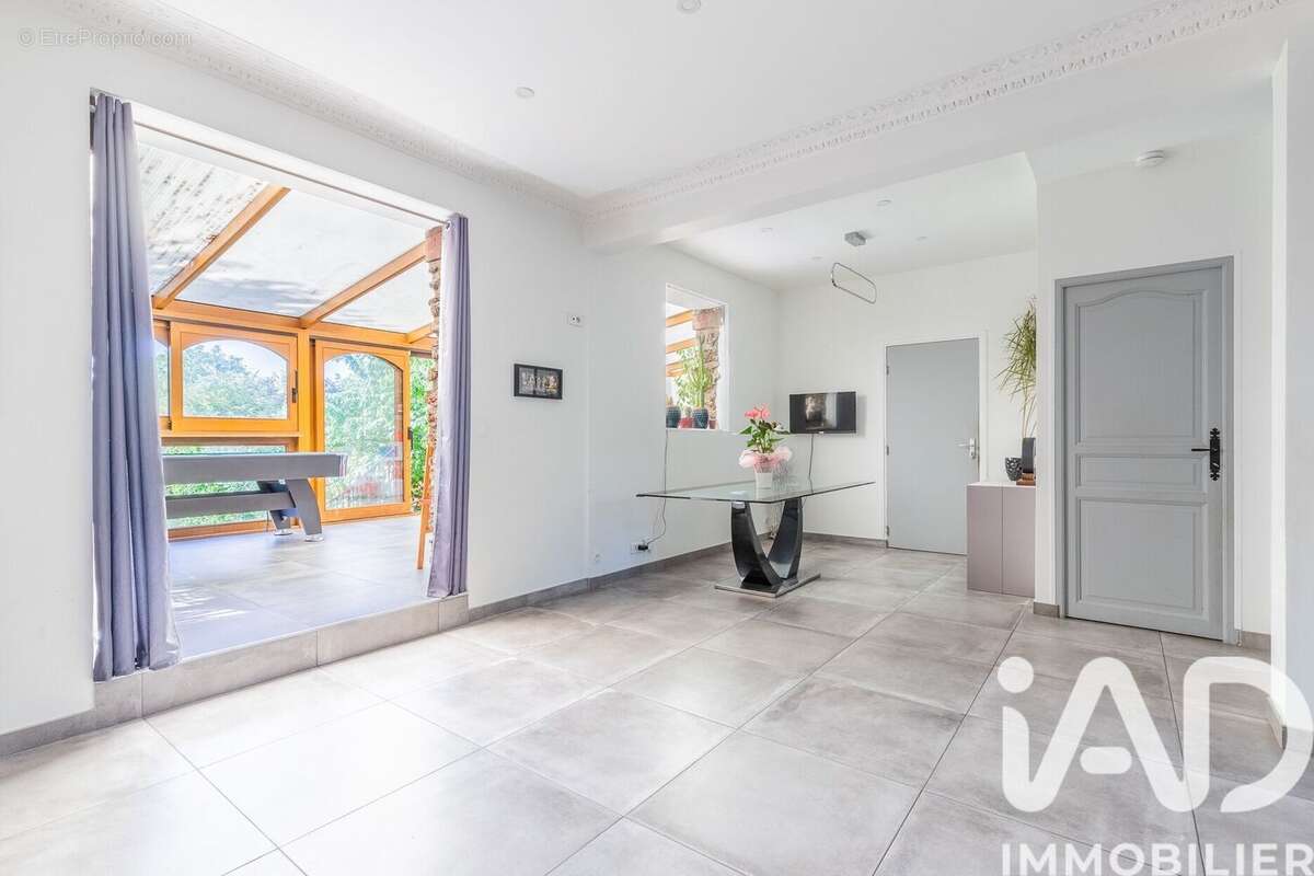 Maison 187 m² à Villeneuve-Le-Roi  - photo 6
