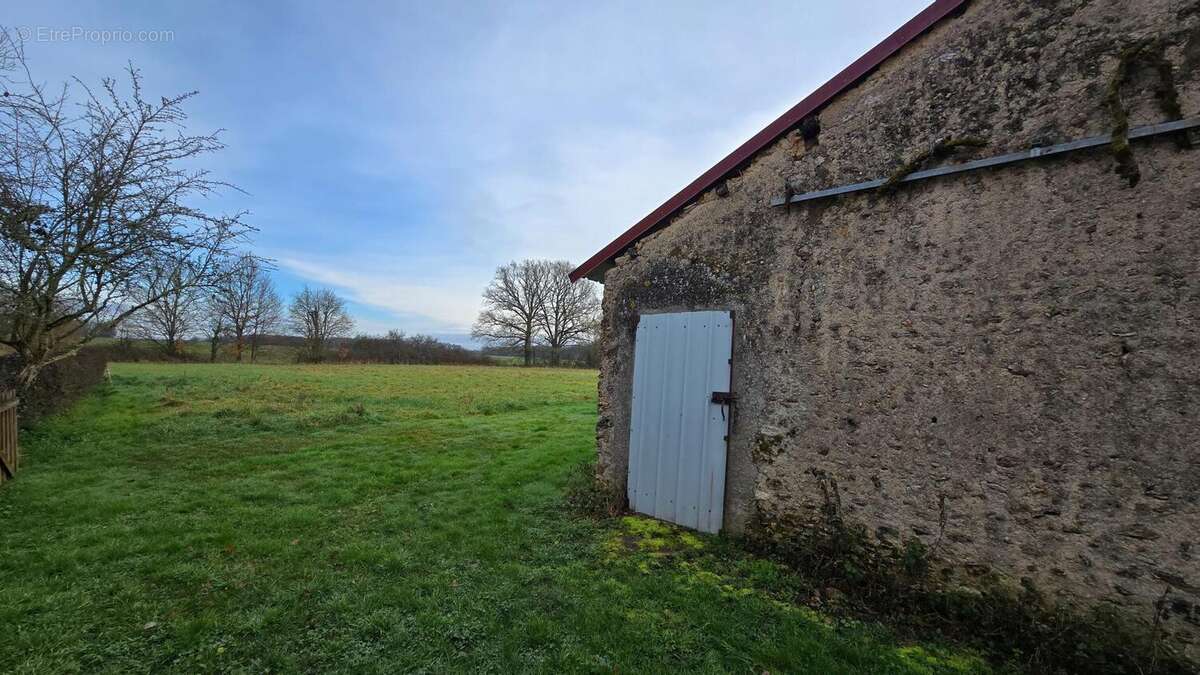Appartement 110 m² à Leignes-Sur-Fontaine  - photo 2