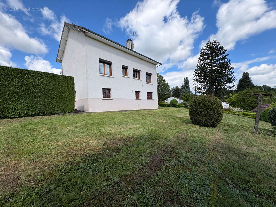 Maison à SAINT-LEONARD-DE-NOBLAT