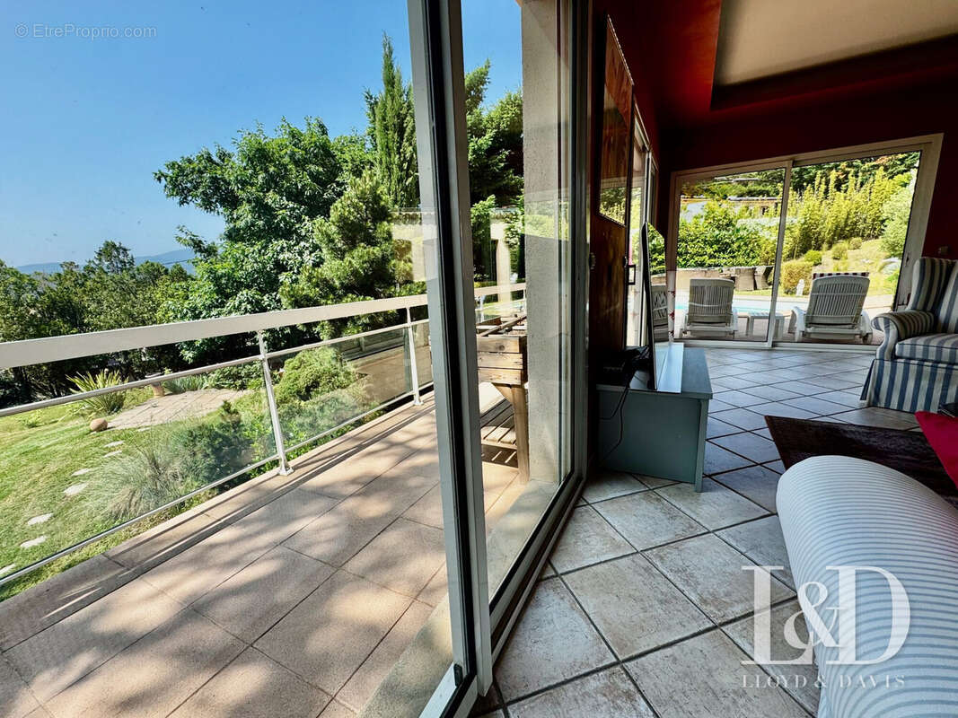 De nombreuses baies vitrées - Maison à VALENCE