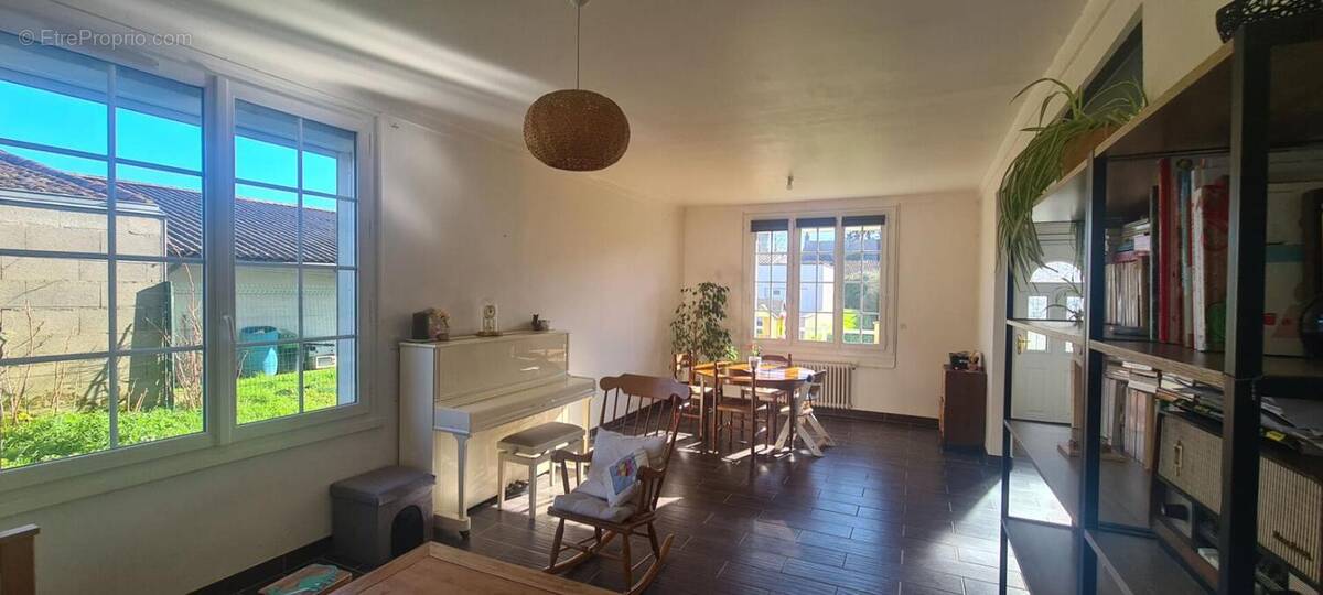 Maison à SAINT-MACAIRE-EN-MAUGES