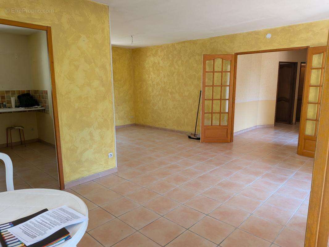 Maison de 90m2 sur jardin de 2020m2 à BESSE SUR ISSOLE (83) - photo 3