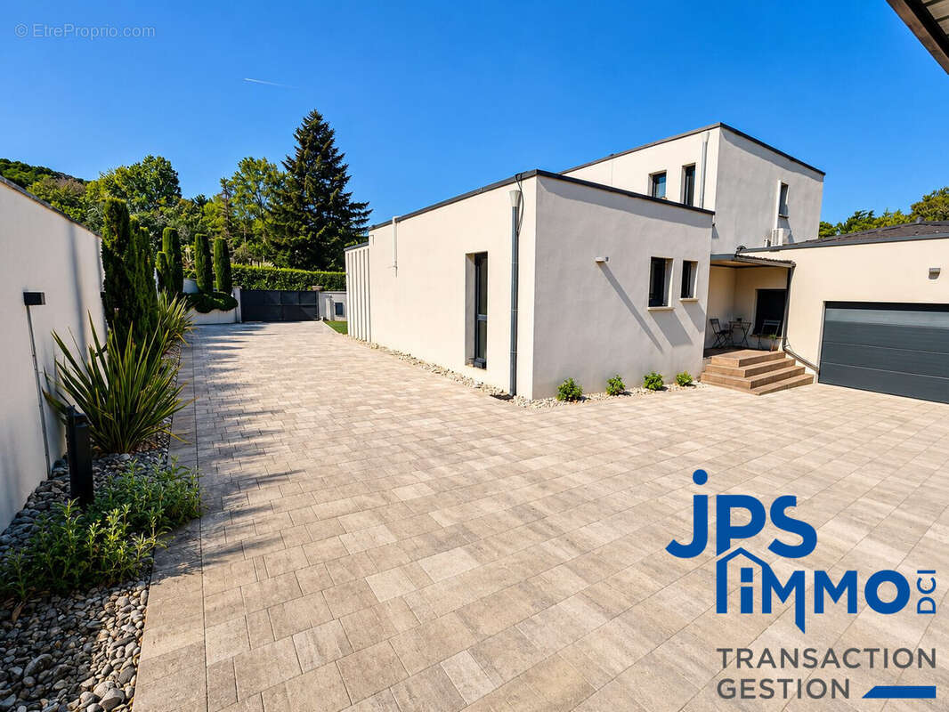 partie stationnement  - Maison à SAINT-VALLIER