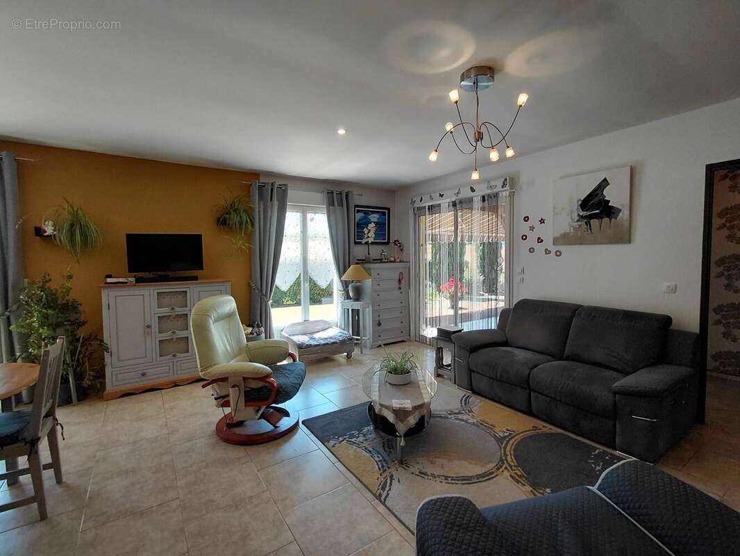 Maison de plain-pied avec double garage, atelier et terrain de 1 200 m² - photo 4