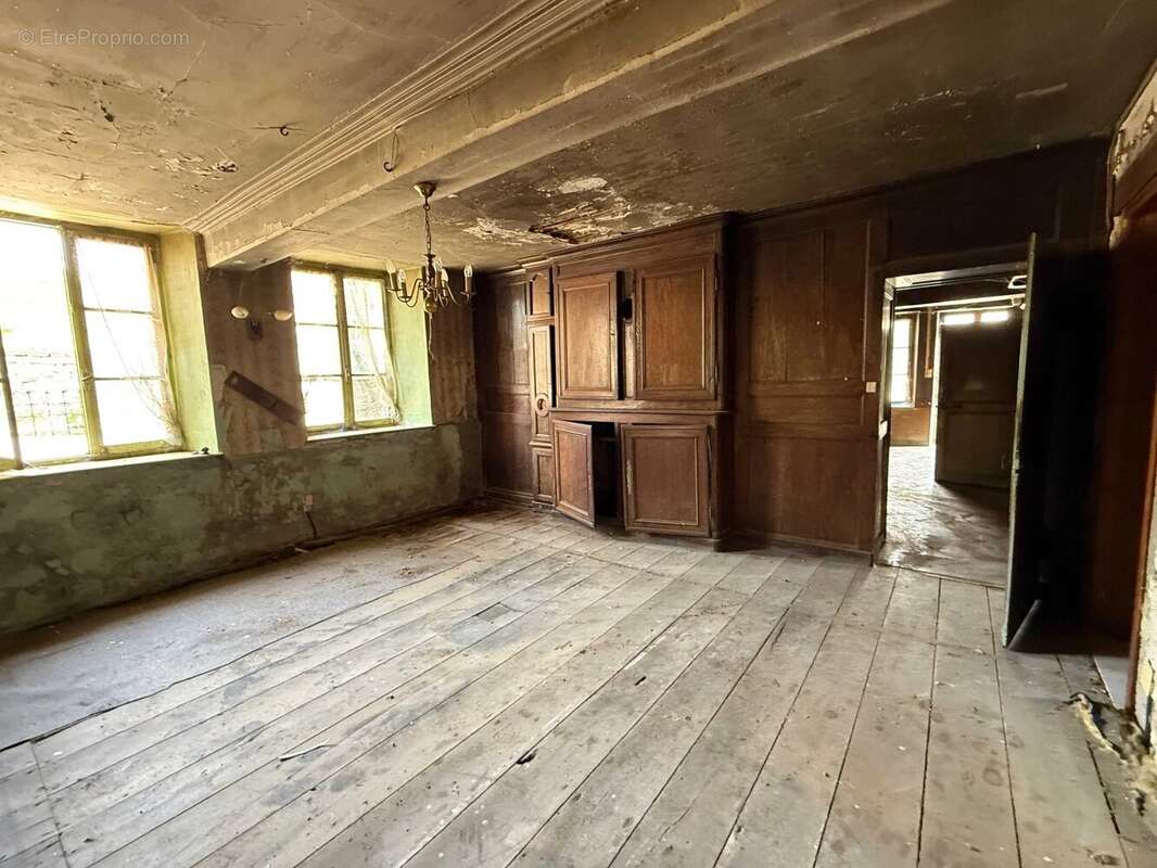 Charmante petite ferme-château entièrement à rénover - photo 2