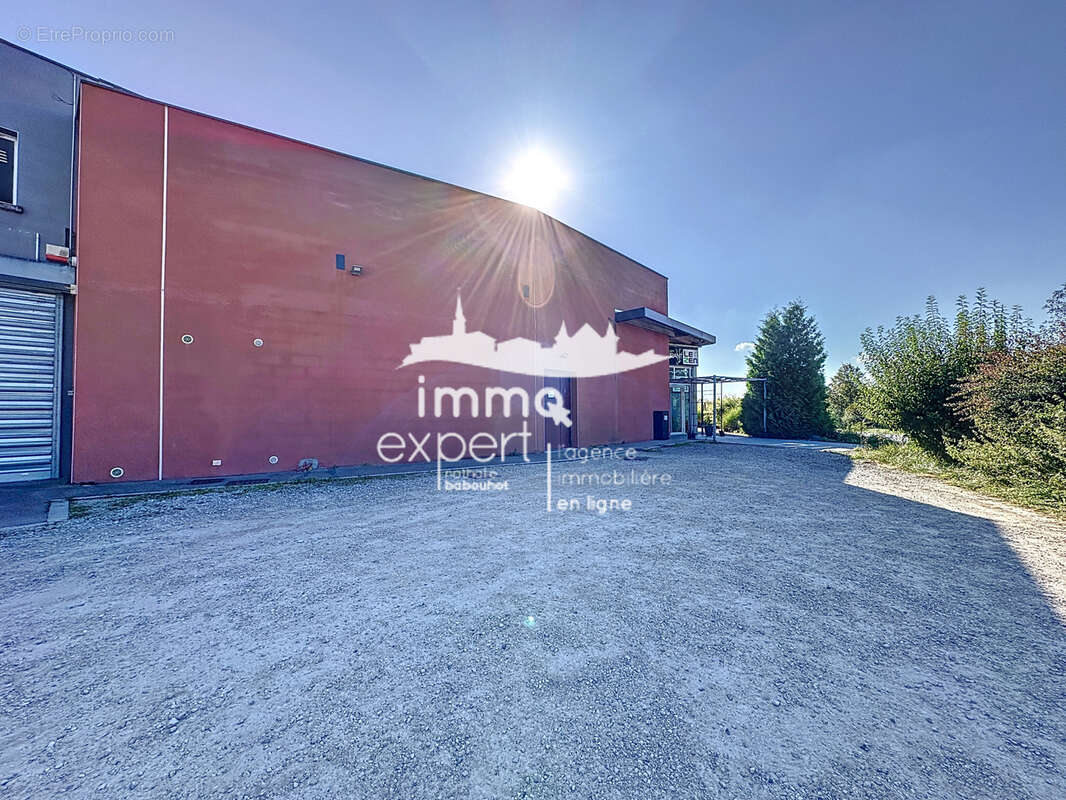 CHARMES   Murs commerciaux d'exception de 1 075 m2   Restaurant, Bar & Salle de Spectacle - photo 4