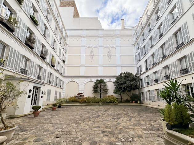 Commerce à PARIS-8E