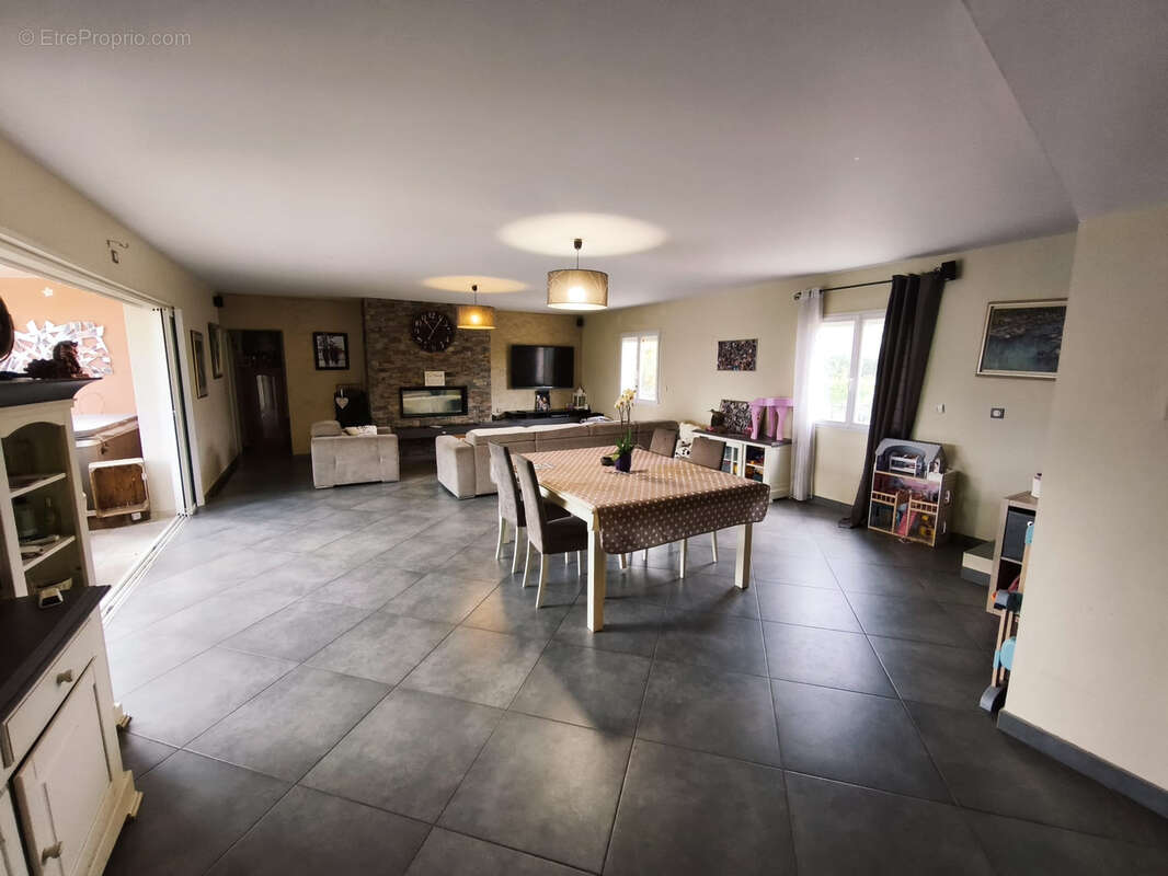 Villa 22O m2 , vue dégagée , piscine & terrain de 1800 m2 - photo 2