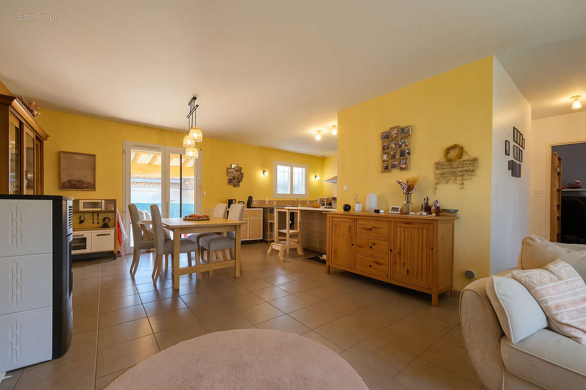 Maison à SAINT-YZAN-DE-SOUDIAC