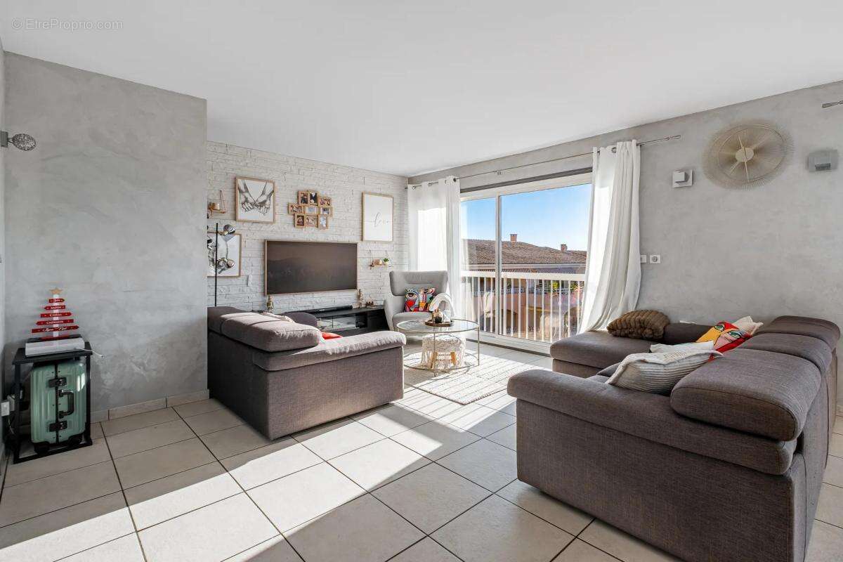 Appartement à SAINT-LAURENT-DU-VAR