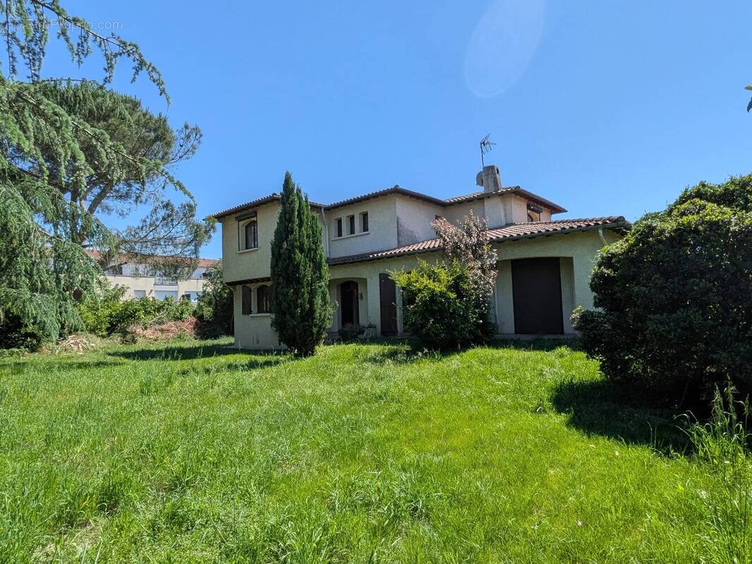 Appartement à PINS-JUSTARET