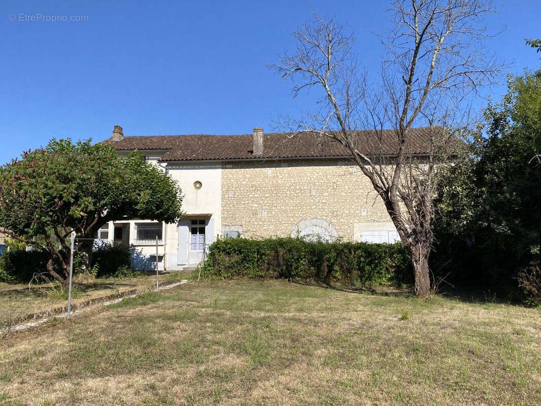 Maison de ville avec dépendances et jardin. Commerces à pied. Affaire rare. - photo 2