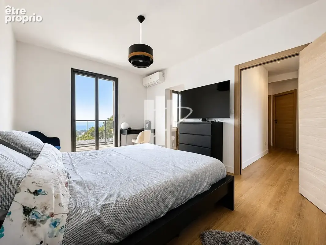 Superbe villa rénovée à Saint-Raphaël   208 m2, vue mer, suites, piscine et prestations d’exception - photo 11