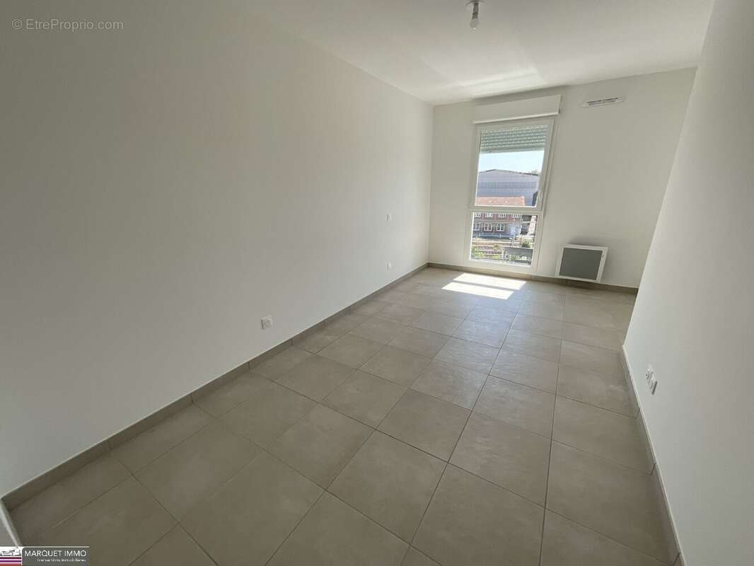 APT T4 offrant 90 m² avec terrasse 15 m² et parking au 4° étage avec ascenseur... - photo 9