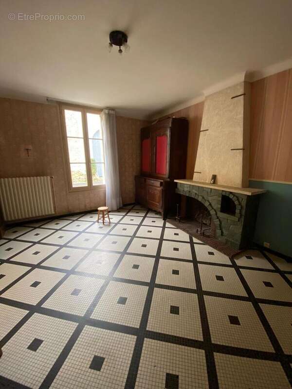 Maison à LE PUY-NOTRE-DAME