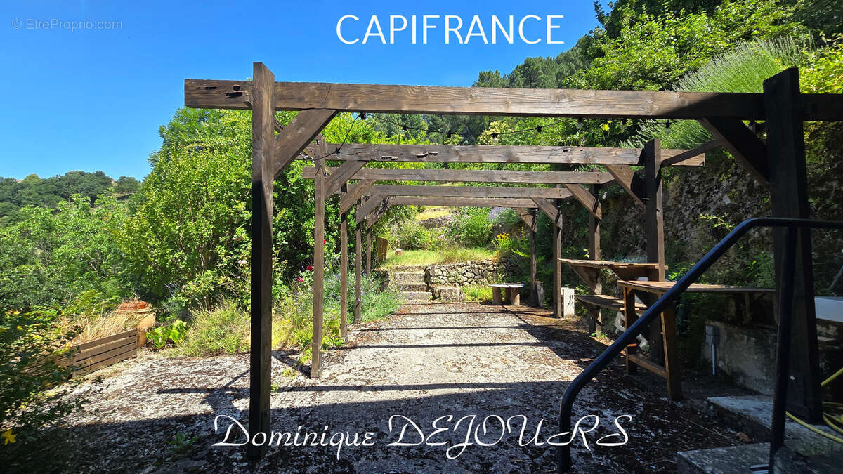 Nichée au cœur de la nature, sans vis-à-vis et avec une vue remarquable, grande maison de 7 (voir 8) chambres et de belles terra - photo 9