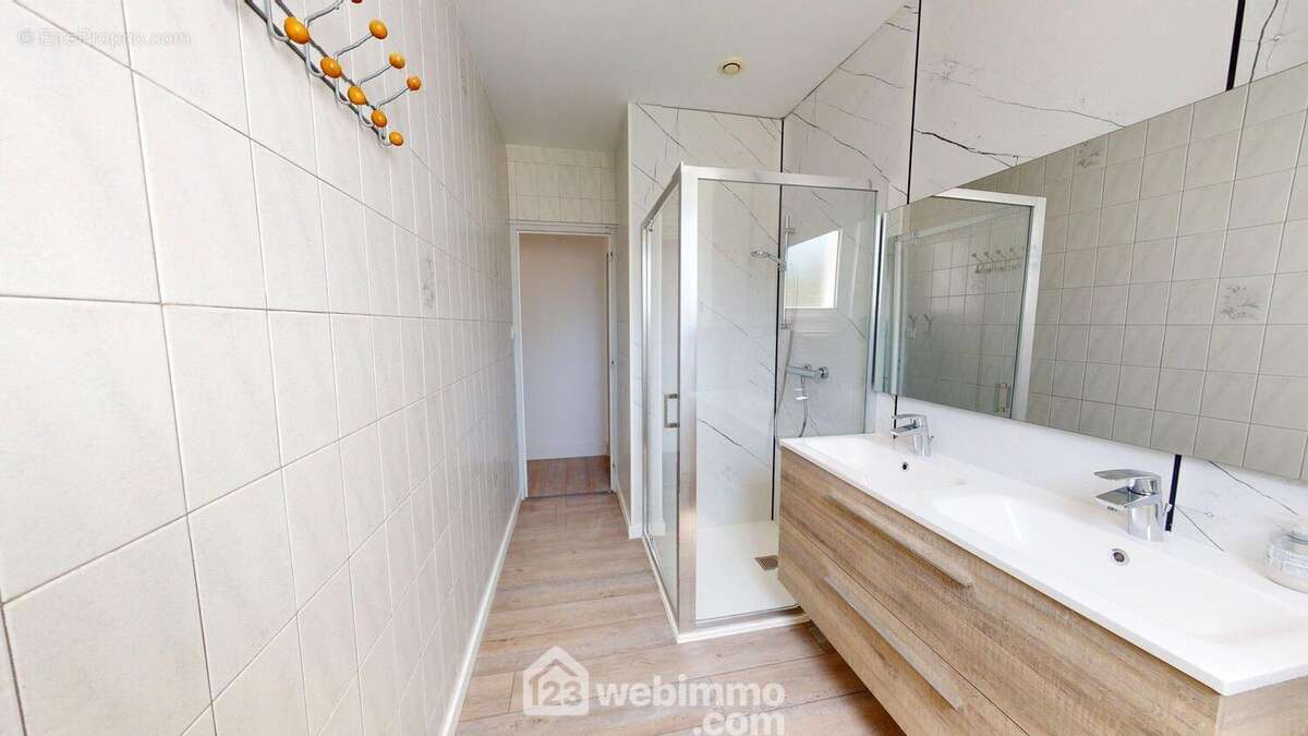 Salle d&#039;eau avec douche et double vasque - Maison à JARD-SUR-MER