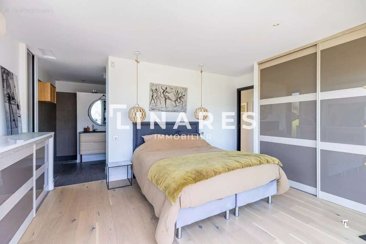 VILLA TOPAZE - Maison T7 de 206 m² - Dépendance - Piscine Terrain 1300m2 - 83240 Cavalaire - photo 14