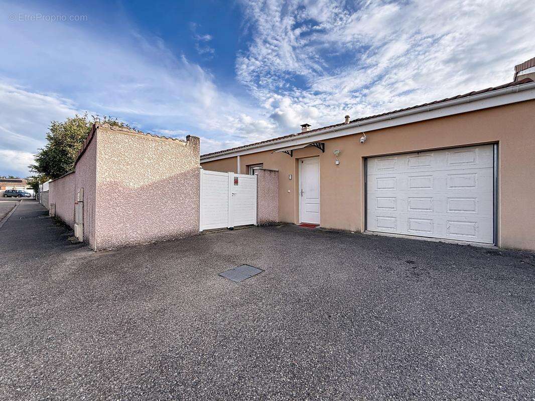 Maison - Mitoyenne par le garage - Plain pied - 3 Chambres - Garage - Piscine - Terrasse - photo 20