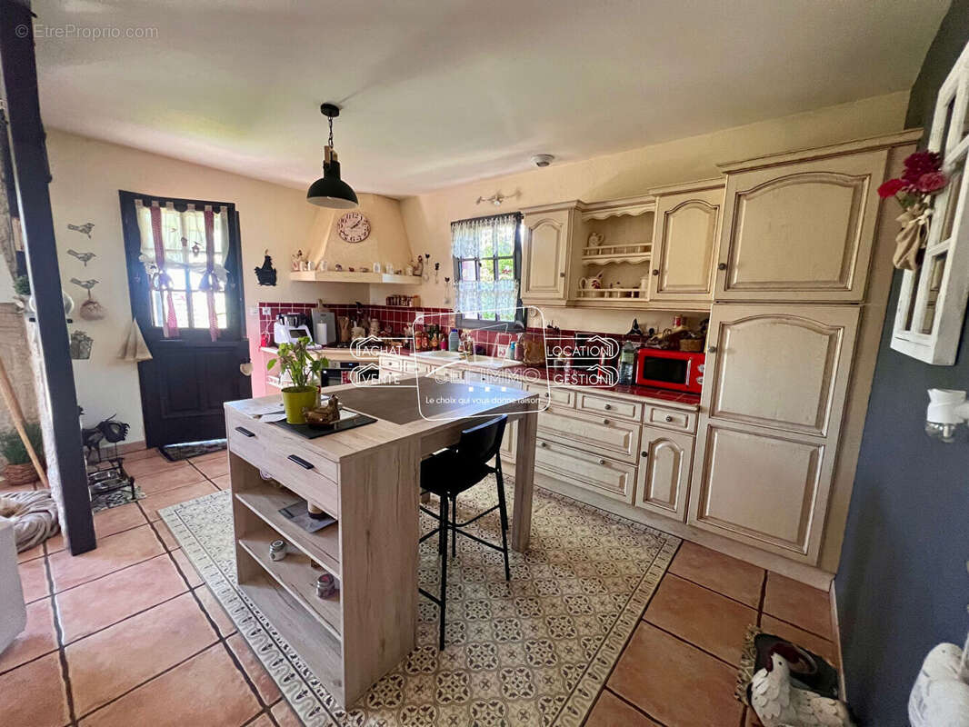 Maison à LA CHAPELLE-BASSE-MER