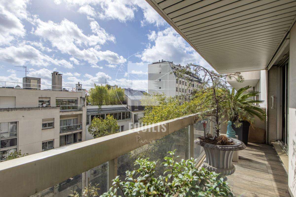 Appartement à PARIS-16E