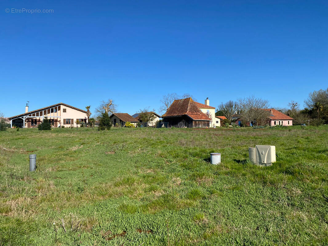 Terrain à CARCARES-SAINTE-CROIX