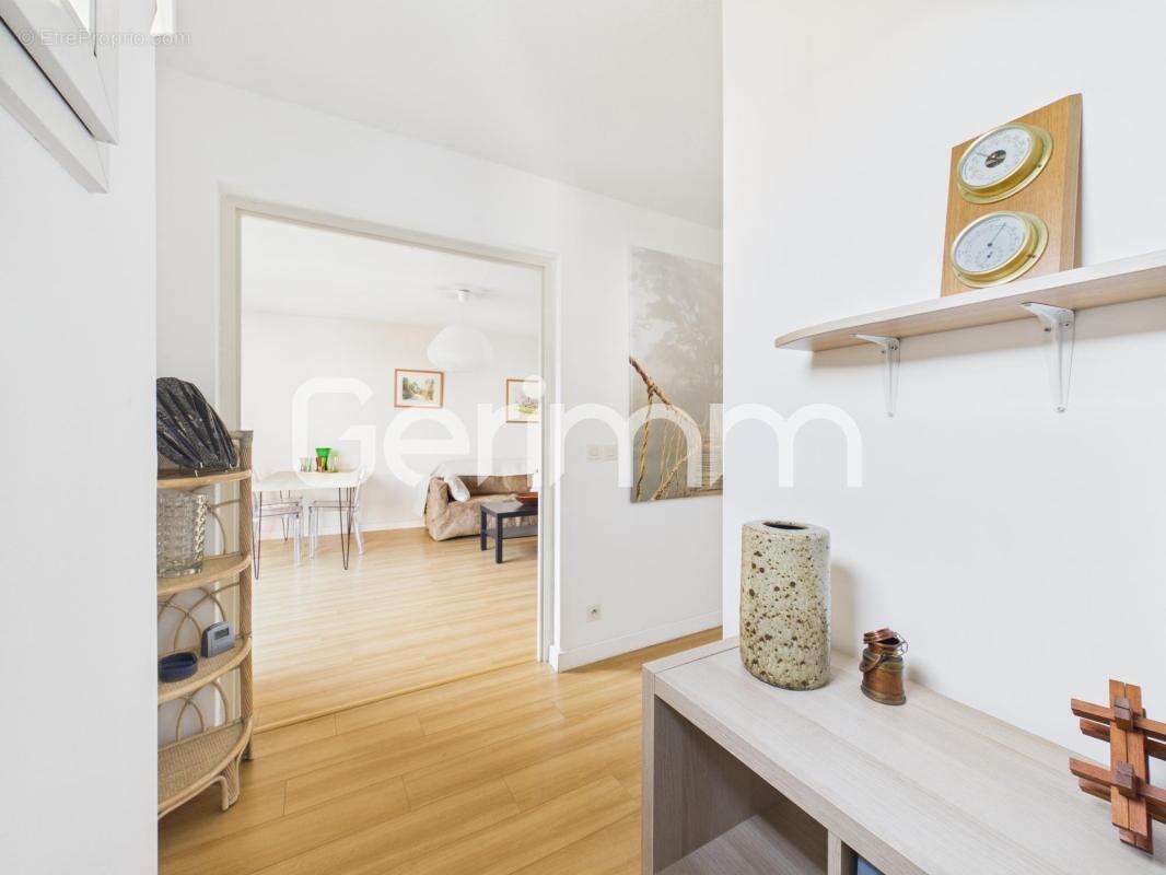 Vente - Appartement - 2 pièces + cuisine - 50 m² - 110 000 € - - photo 3