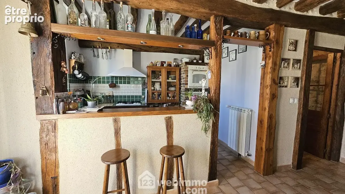 Un séjour avec sa cuisine semi ouverte..