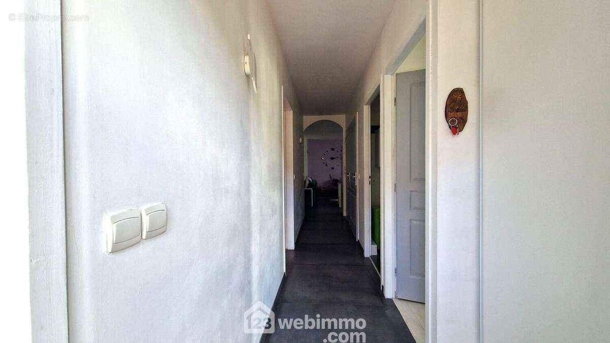 Un vaste couloir distribue... - Maison à LAON