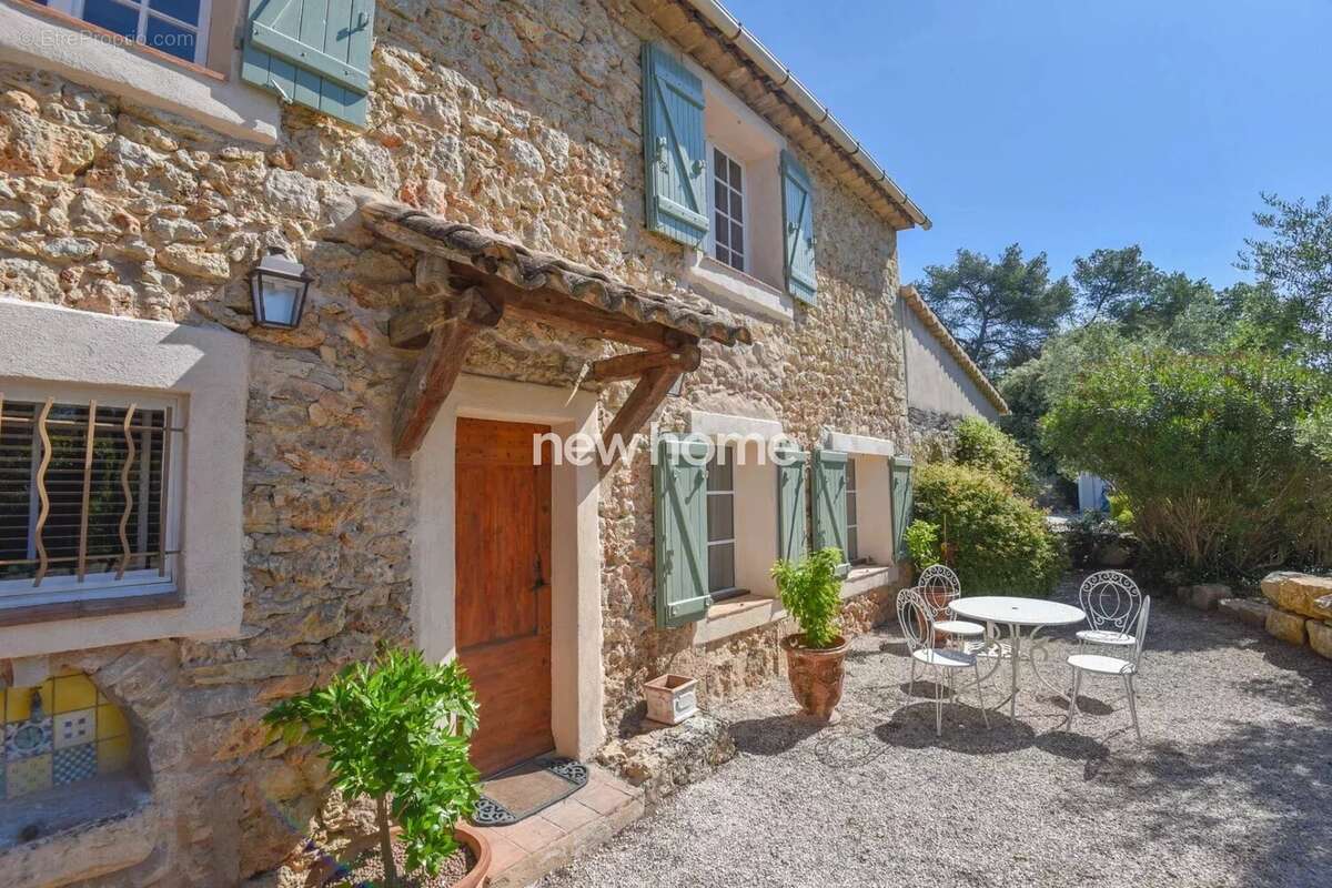 Magnifique bastide en pierre avec jardin clos et belle piscine avec cuisine d?été - photo 2