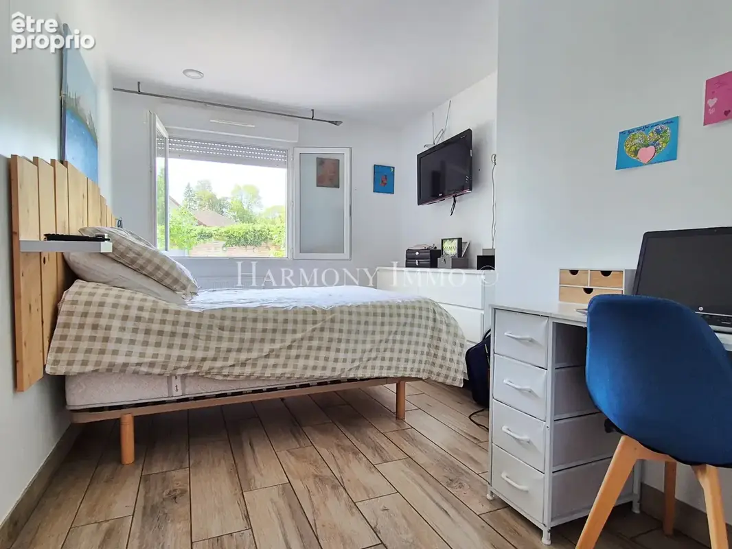 Maison de plain pied 4 pièces de 92 m2 avec piscine et jardin arboré - photo 10