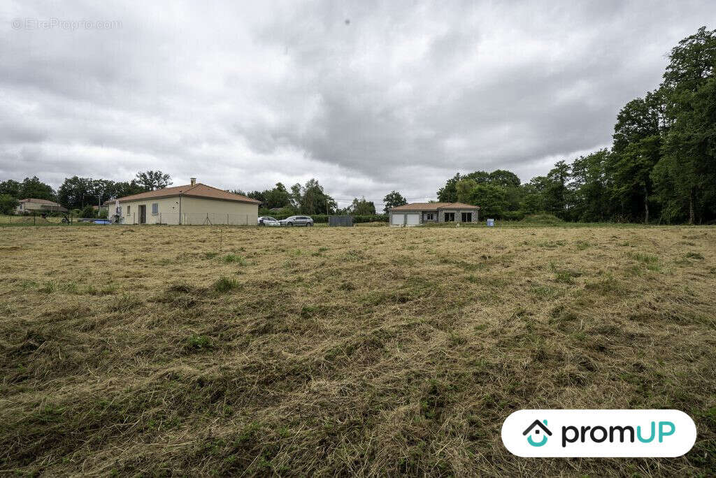 Terrain à SAINT-VICTURNIEN