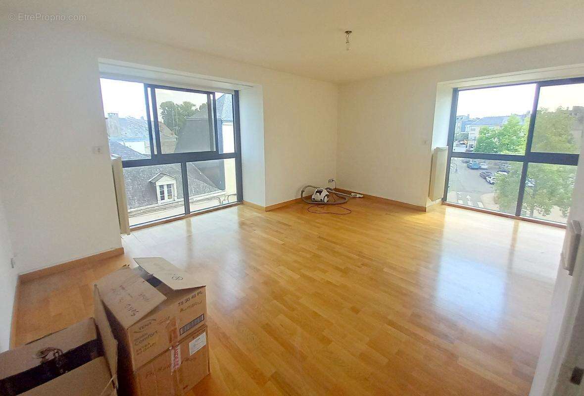 Appartement T4 lumineux de 80 m² – Plein centre-ville de Mayenne avec garage et cave - photo 2