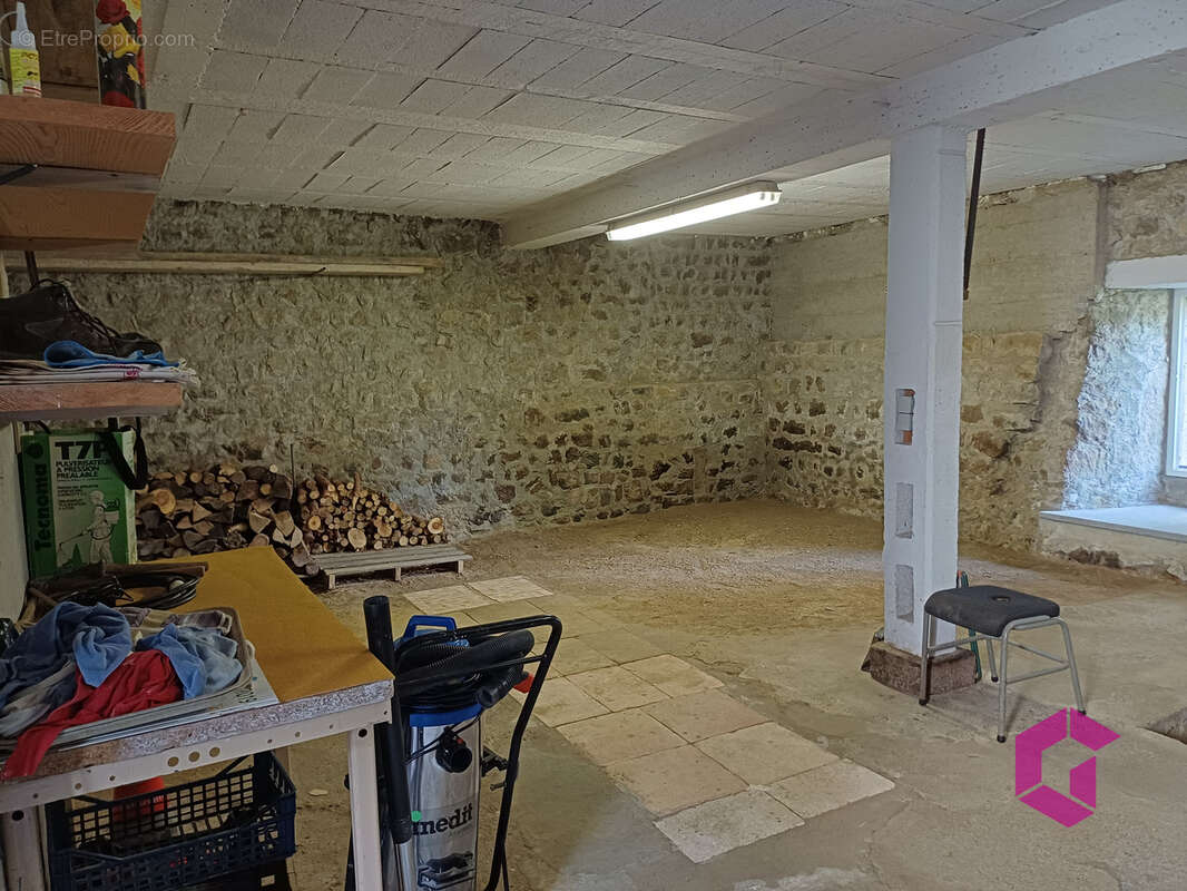 Maison de bourg avec cour et dépendances - photo 12