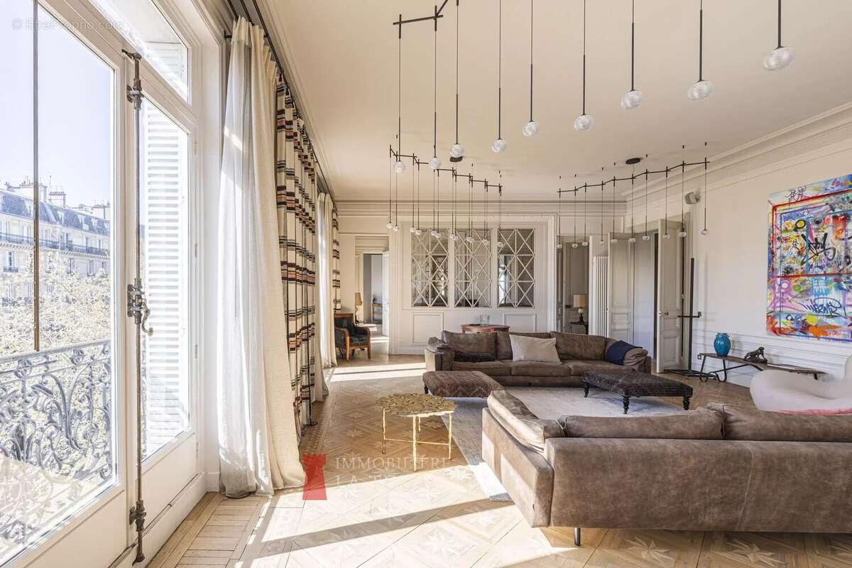 Appartement à PARIS-16E