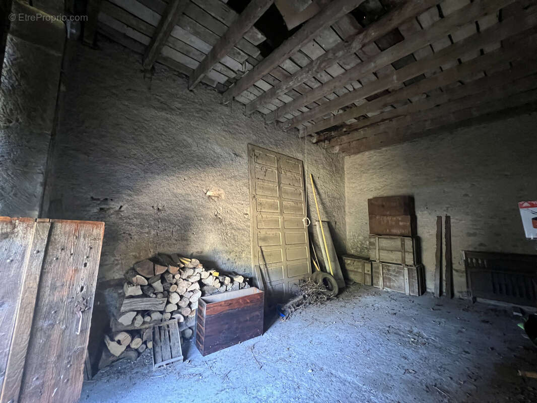 Grande maison en pierre avec dépendances - photo 14